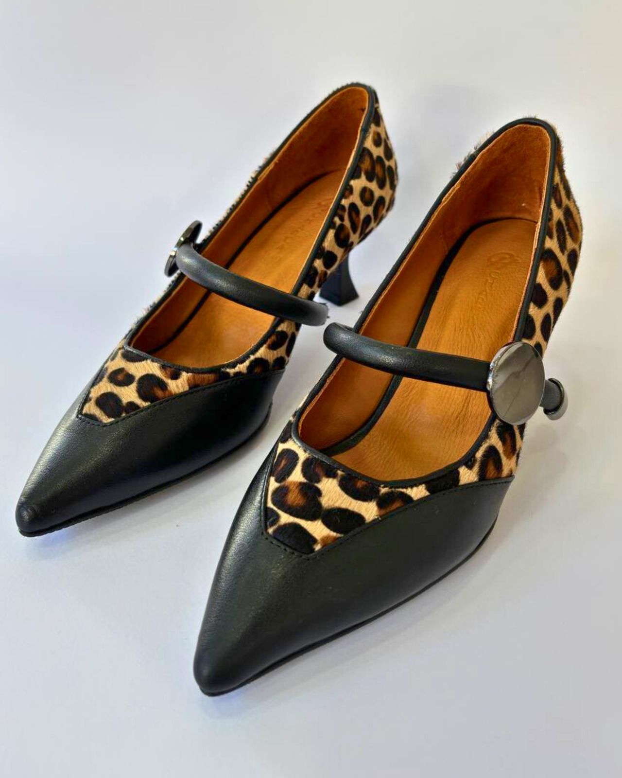 Sapato de salto em pele e animal print
