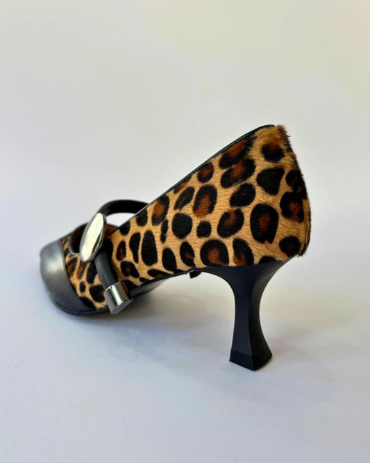 Sapato de salto em pele e animal print