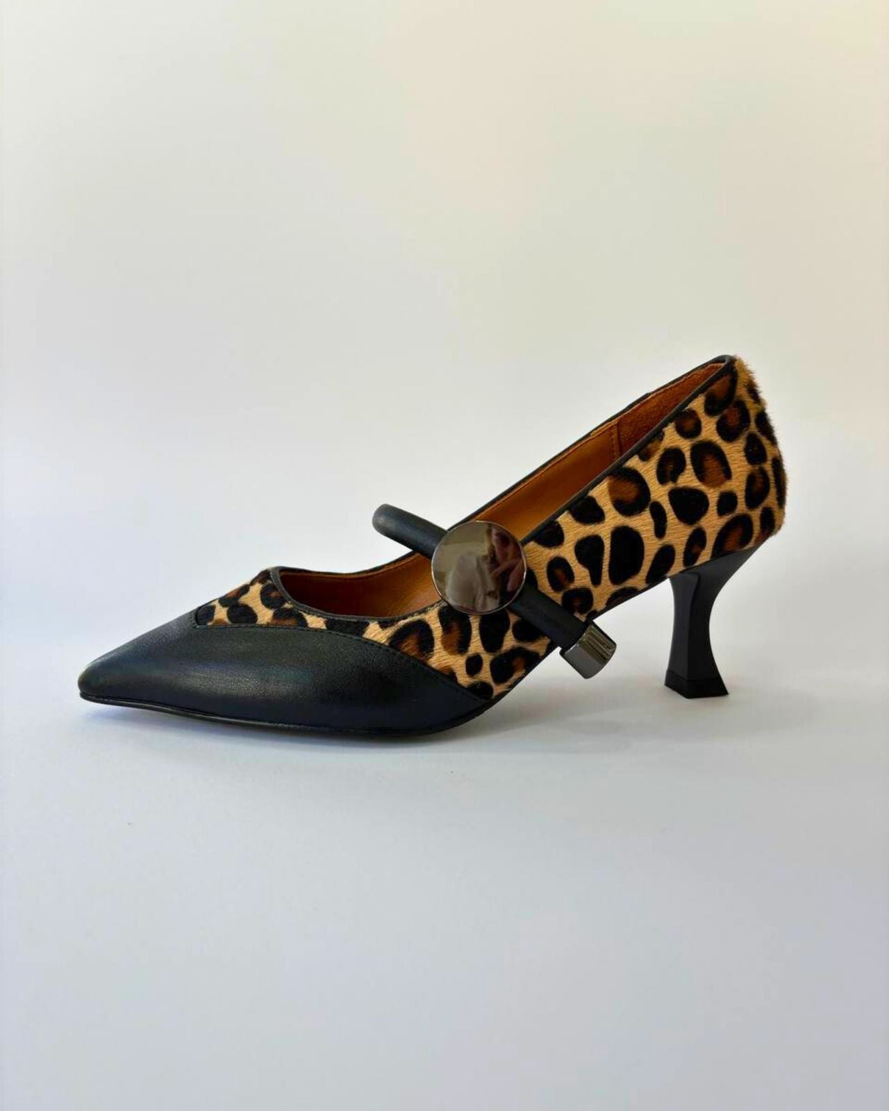 Sapato de salto em pele e animal print