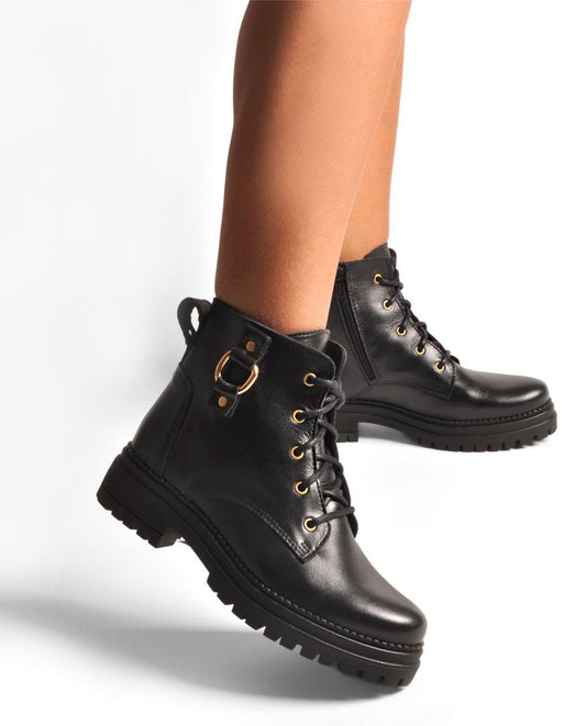 Bota Preta Tipo Militar com Detalhes Dourados