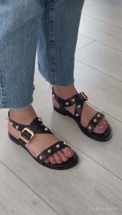 Sandália Caryatis com Tachas Douradas – Estilo com Atitude
