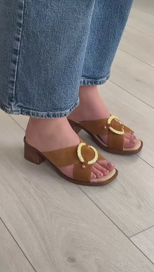 Chinelo de Camurça - Castanho com Fivela Dourada