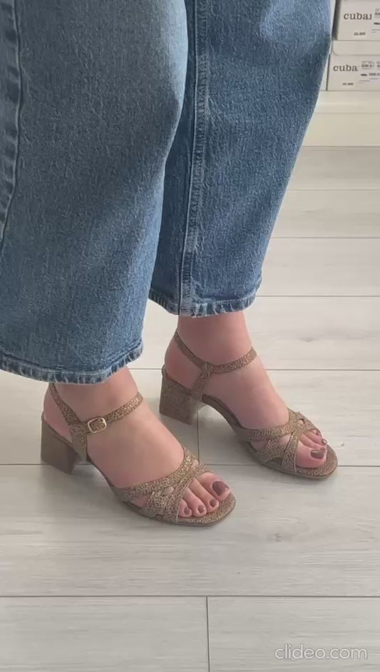 Sandálias Walk&GO em Dourado Texturizado