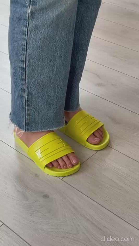Chinelo Voices Neon Lima