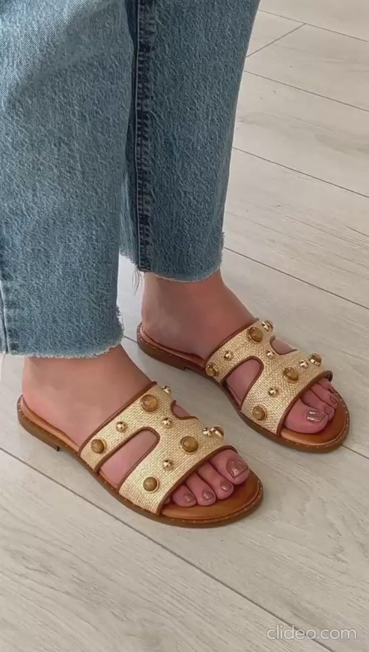 Chinelo Caryatis Bege com Tachas